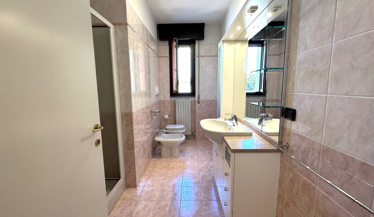 SARONNO CENTRALISSIMO AMPIO TRILOCALE CON BOX