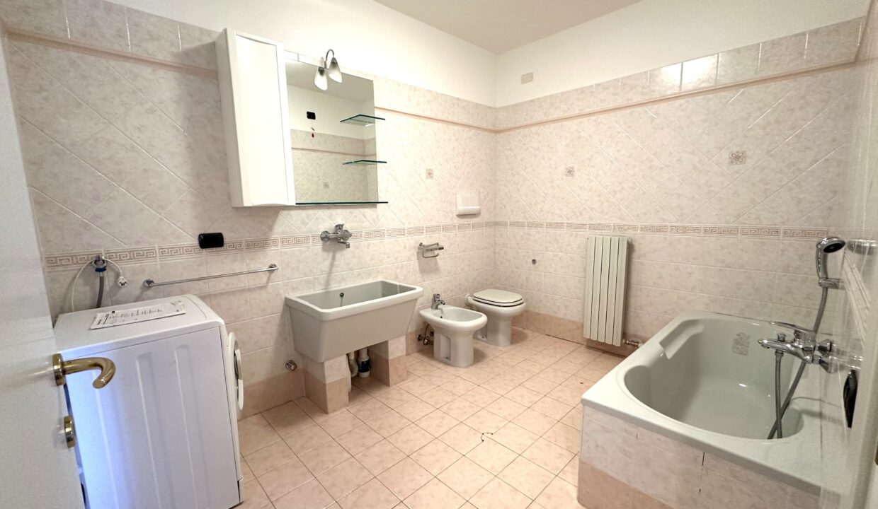 SARONNO CENTRALISSIMO AMPIO TRILOCALE CON BOX