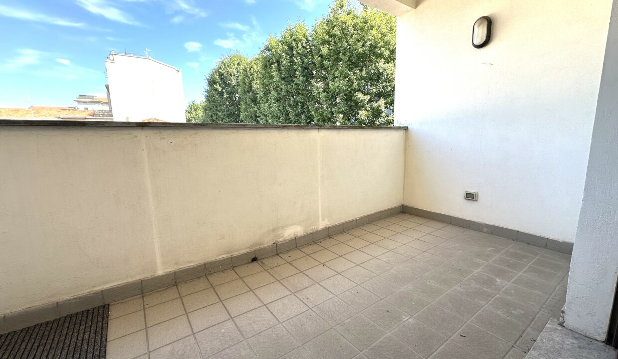 SARONNO CENTRALISSIMO AMPIO TRILOCALE CON BOX