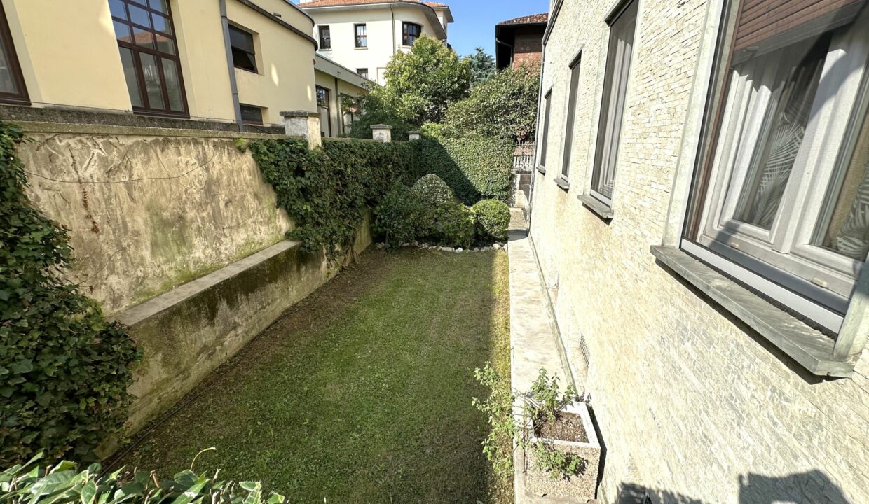 SARONNO CENTRALISSIMO TRILOCALE CON GIARDINETTO
