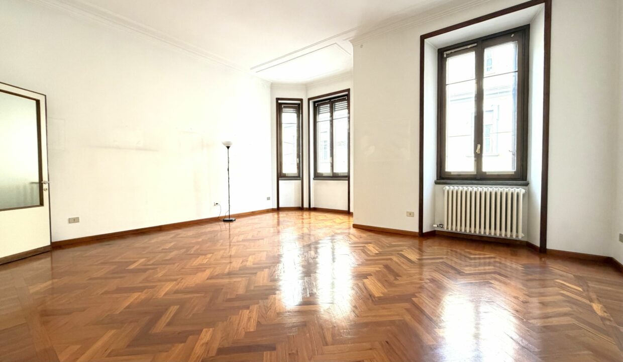 CENTRALISSIMO AMPIO APPARTAMENTO CON BOX E TAVERNA