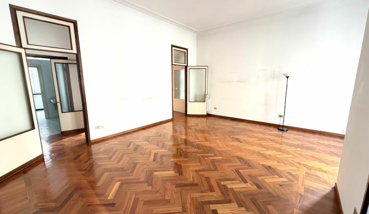 CENTRALISSIMO AMPIO APPARTAMENTO CON BOX E TAVERNA