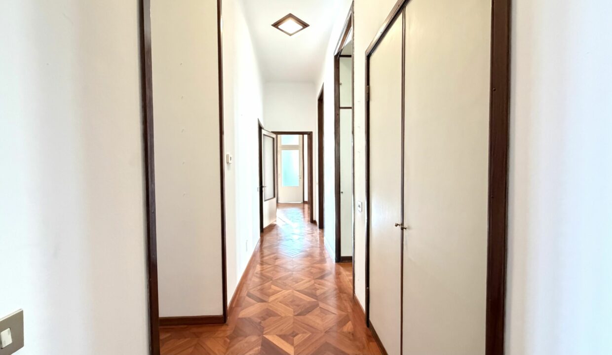 CENTRALISSIMO AMPIO APPARTAMENTO CON BOX E TAVERNA