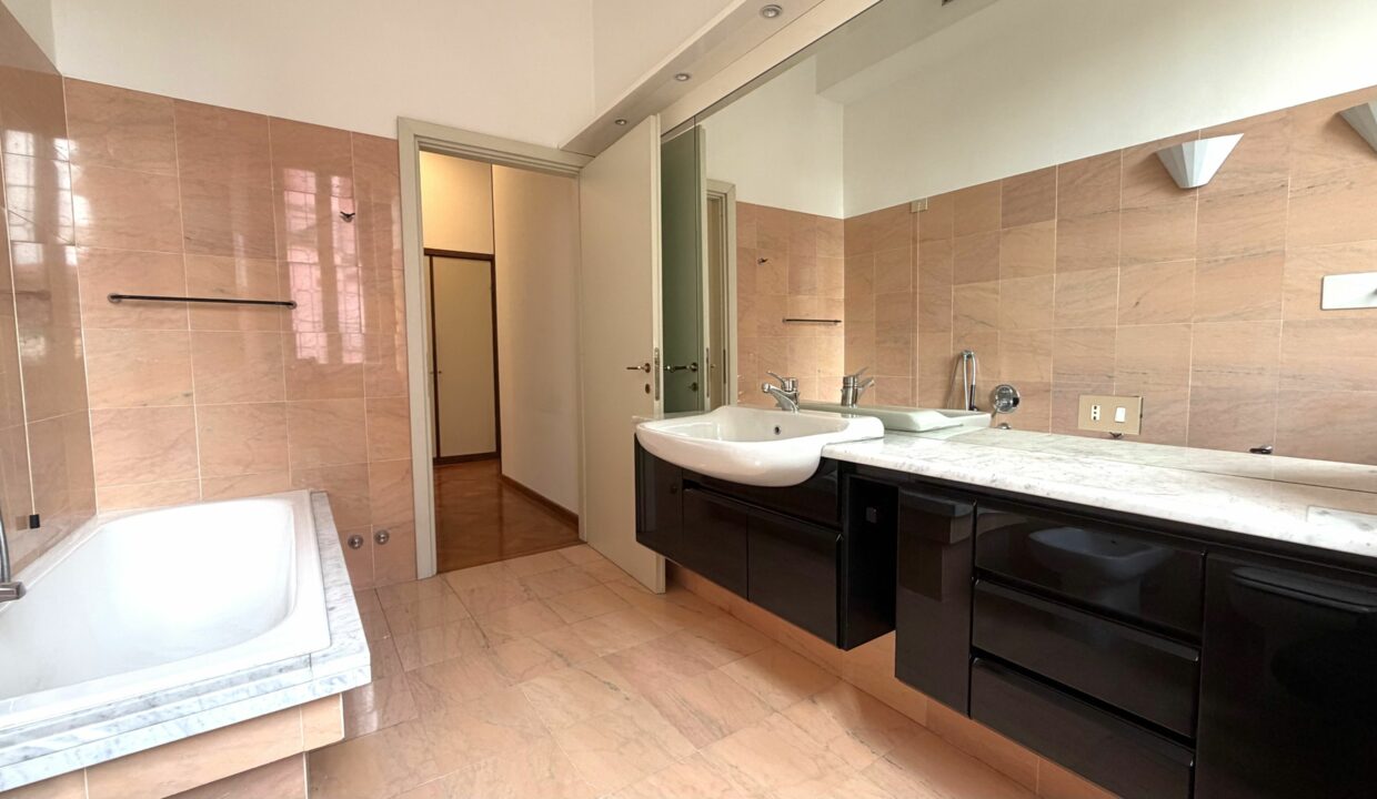 CENTRALISSIMO AMPIO APPARTAMENTO CON BOX E TAVERNA