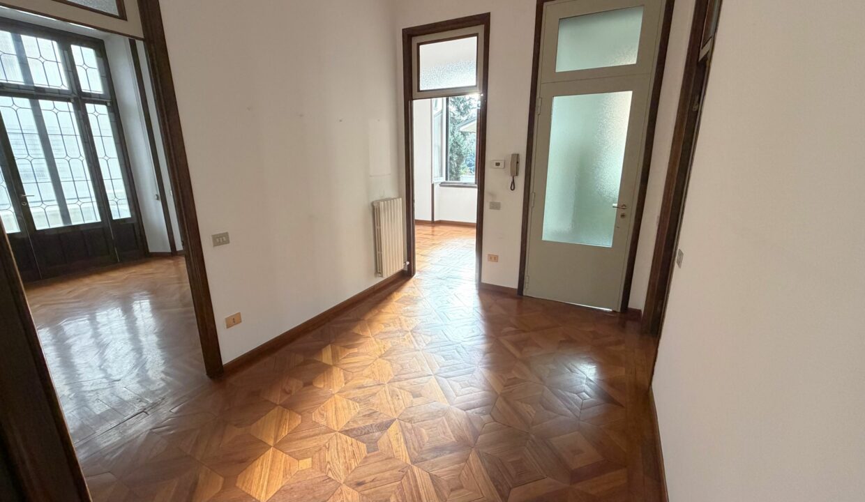 CENTRALISSIMO AMPIO APPARTAMENTO CON BOX E TAVERNA