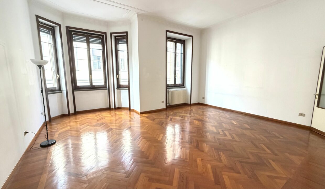 CENTRALISSIMO AMPIO APPARTAMENTO CON BOX E TAVERNA