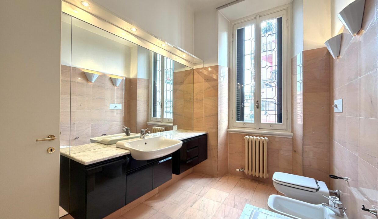 CENTRALISSIMO AMPIO APPARTAMENTO CON BOX E TAVERNA