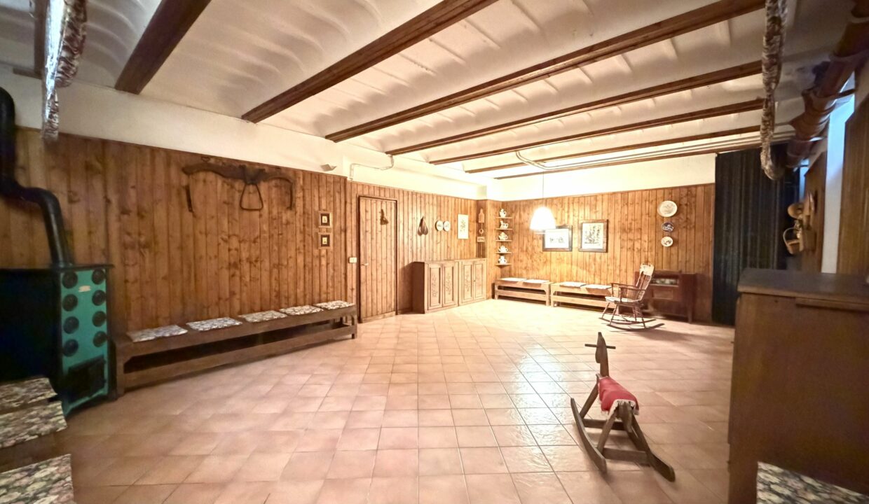 CENTRALISSIMO AMPIO APPARTAMENTO CON BOX E TAVERNA