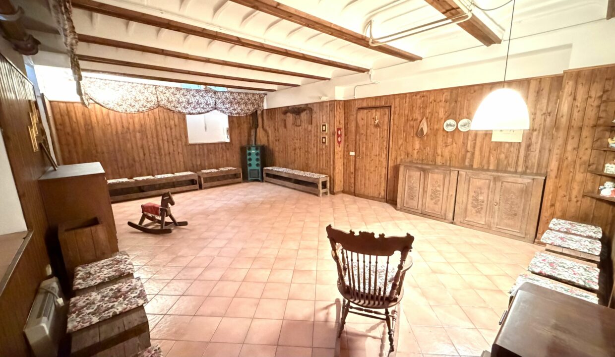 CENTRALISSIMO AMPIO APPARTAMENTO CON BOX E TAVERNA