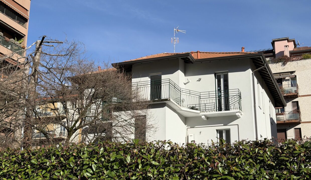 SARONNO CENTRALISSIMO TRILOCALE IN VILLA ULTIMO PIANO