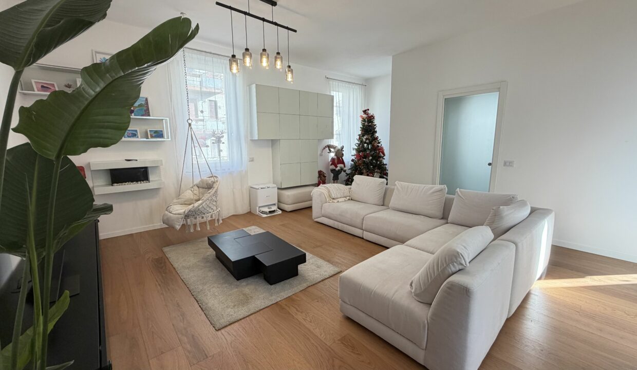 SARONNO CENTRALISSIMO TRILOCALE IN VILLA ULTIMO PIANO