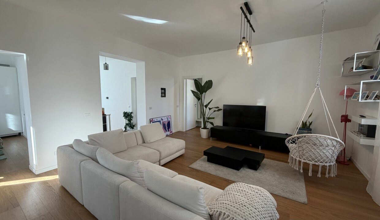 SARONNO CENTRALISSIMO TRILOCALE IN VILLA ULTIMO PIANO