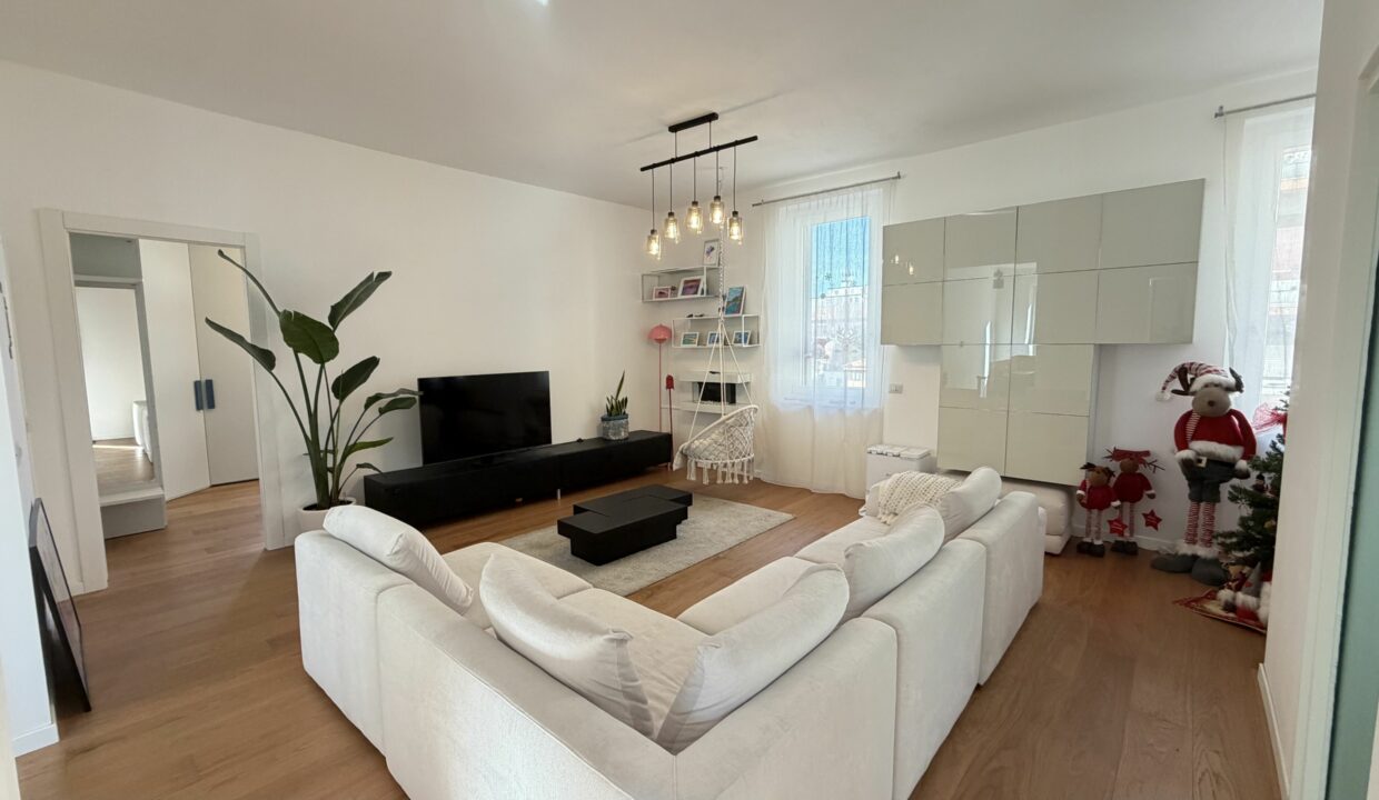 SARONNO CENTRALISSIMO TRILOCALE IN VILLA ULTIMO PIANO