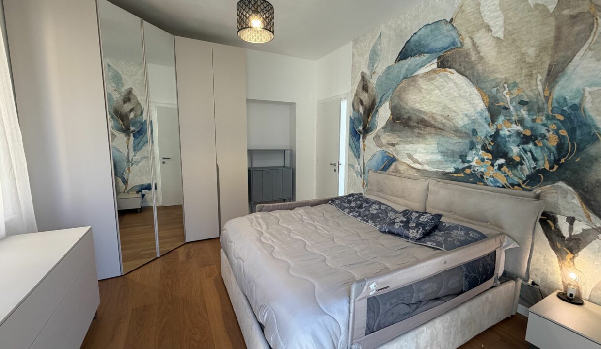 SARONNO CENTRALISSIMO TRILOCALE IN VILLA ULTIMO PIANO