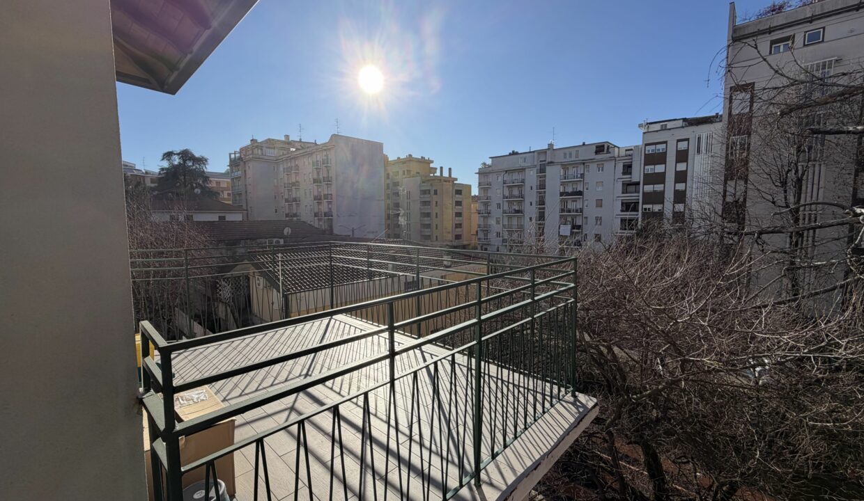 SARONNO CENTRALISSIMO TRILOCALE IN VILLA ULTIMO PIANO