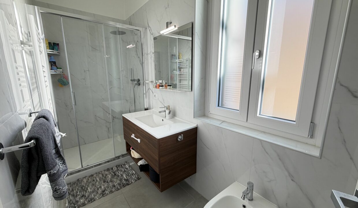 SARONNO CENTRALISSIMO TRILOCALE IN VILLA ULTIMO PIANO