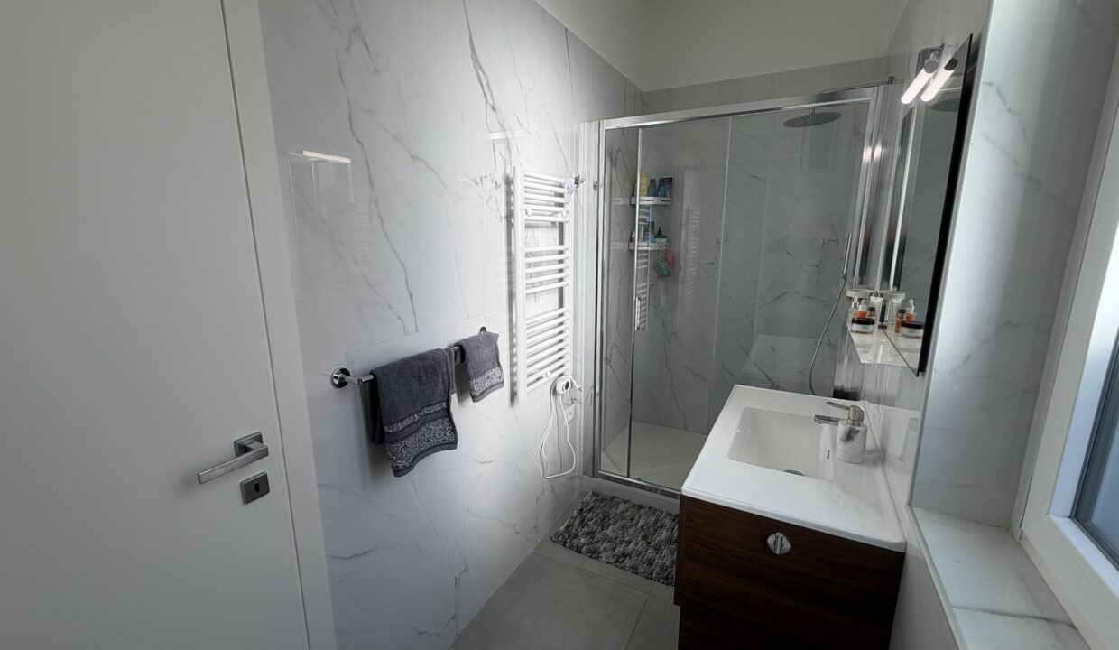 SARONNO CENTRALISSIMO TRILOCALE IN VILLA ULTIMO PIANO