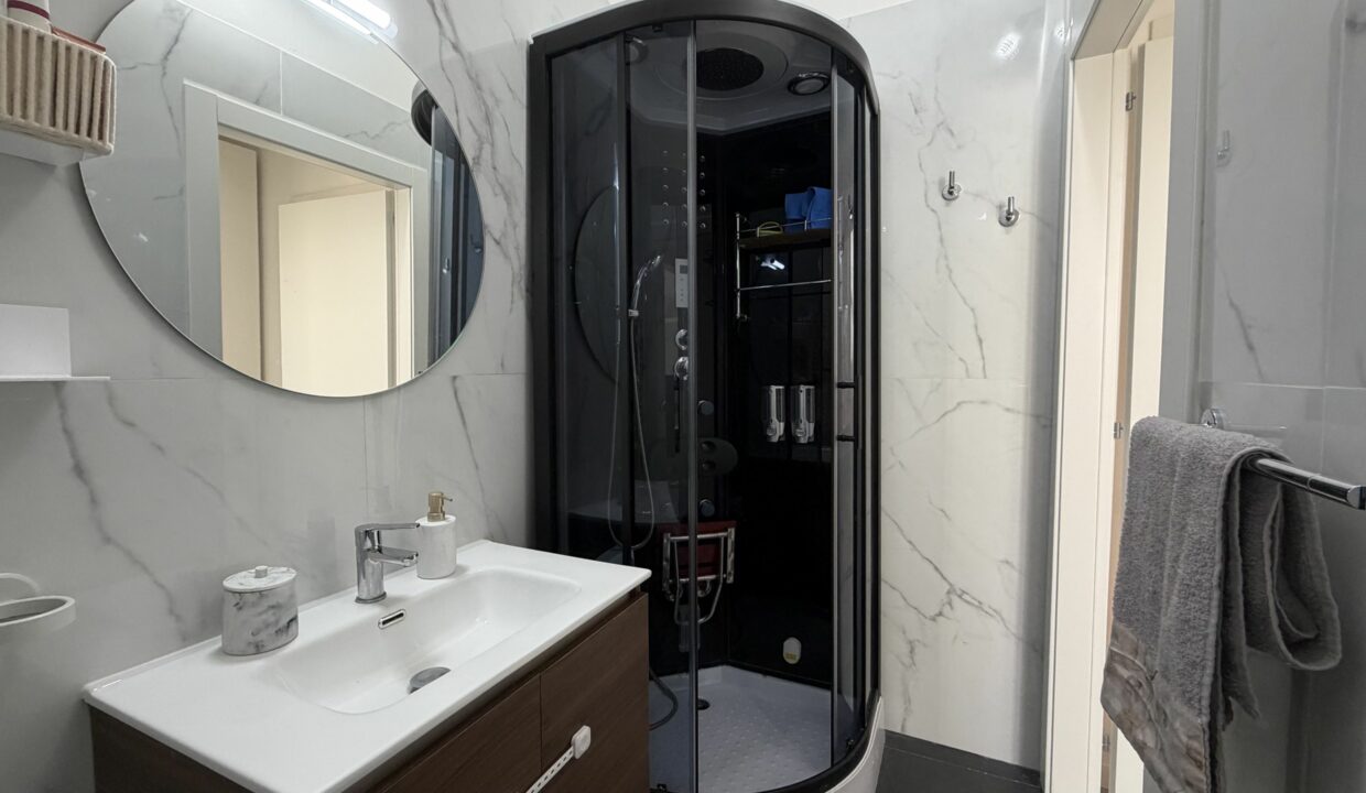 SARONNO CENTRALISSIMO TRILOCALE IN VILLA ULTIMO PIANO