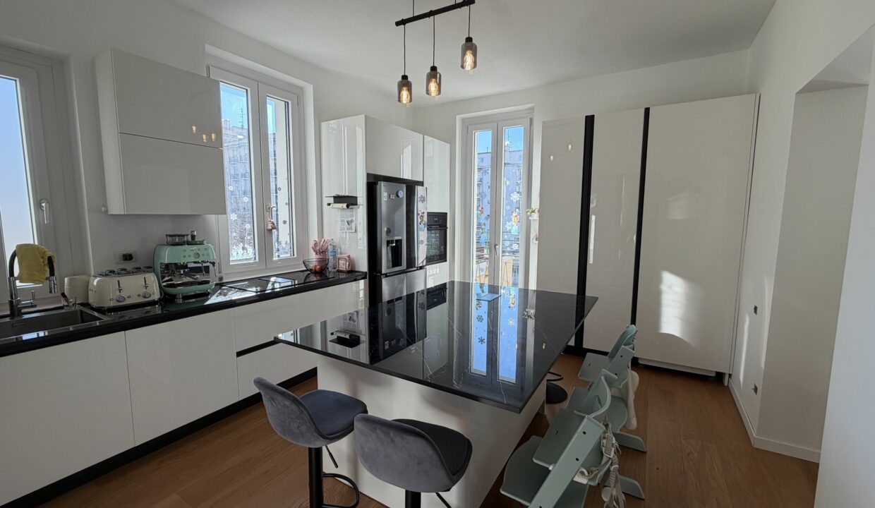 SARONNO CENTRALISSIMO TRILOCALE IN VILLA ULTIMO PIANO