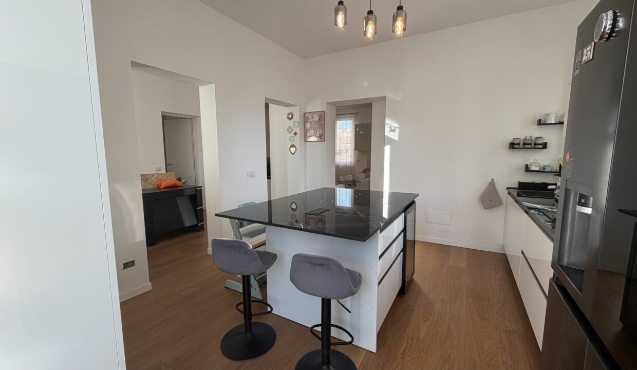 SARONNO CENTRALISSIMO TRILOCALE IN VILLA ULTIMO PIANO