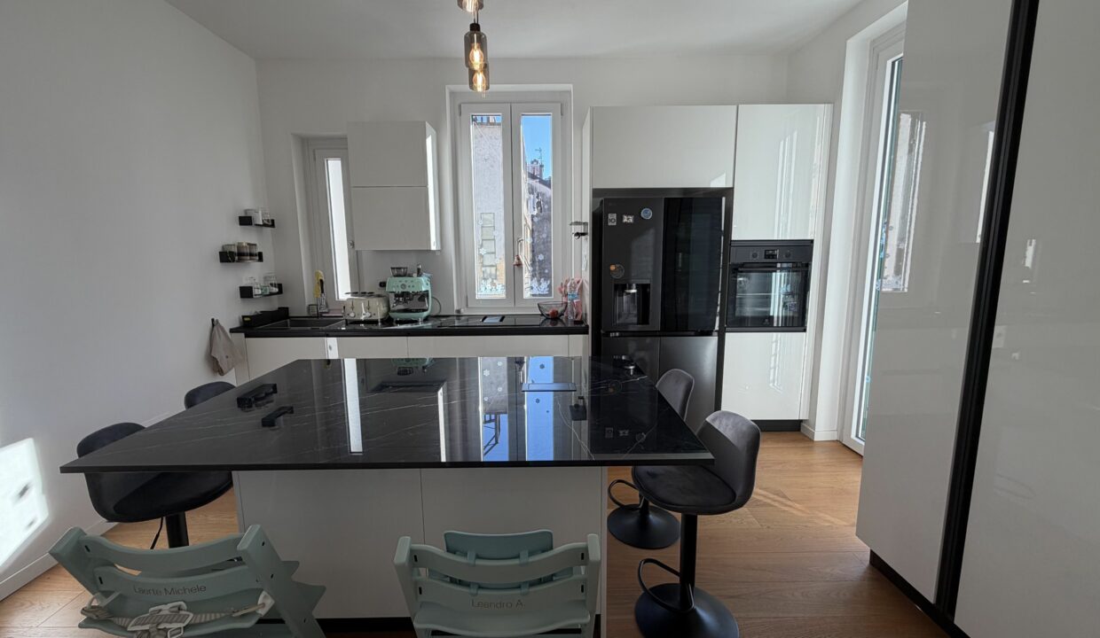 SARONNO CENTRALISSIMO TRILOCALE IN VILLA ULTIMO PIANO