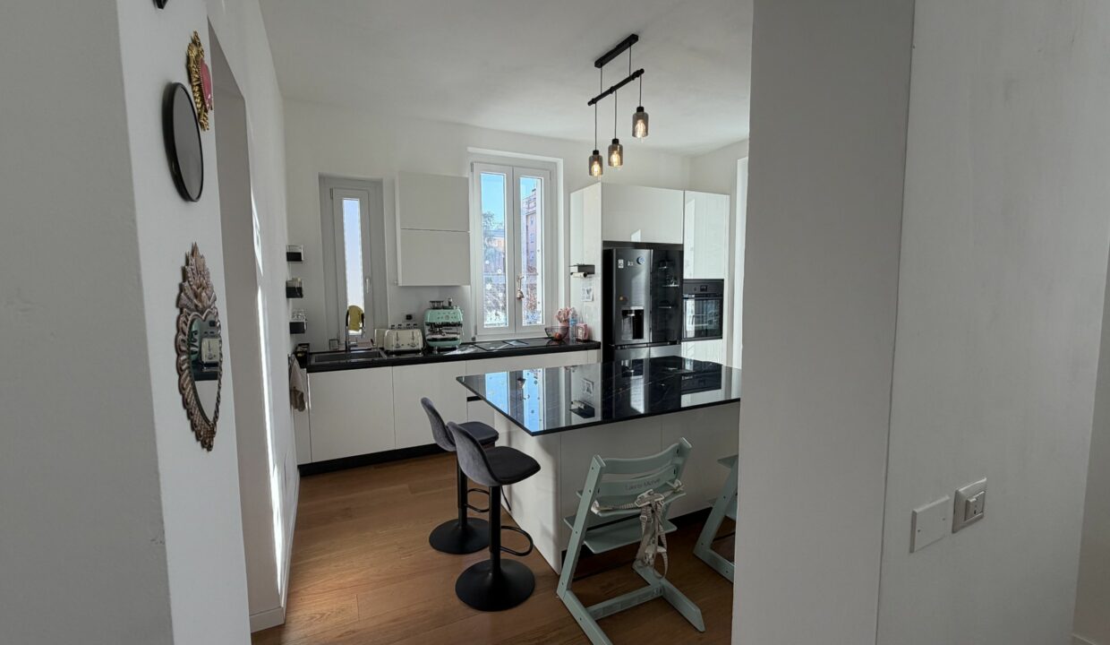 SARONNO CENTRALISSIMO TRILOCALE IN VILLA ULTIMO PIANO