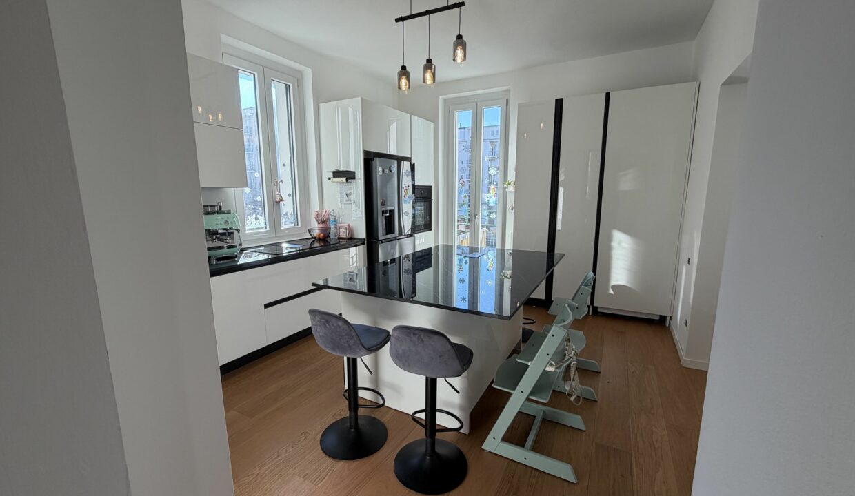 SARONNO CENTRALISSIMO TRILOCALE IN VILLA ULTIMO PIANO