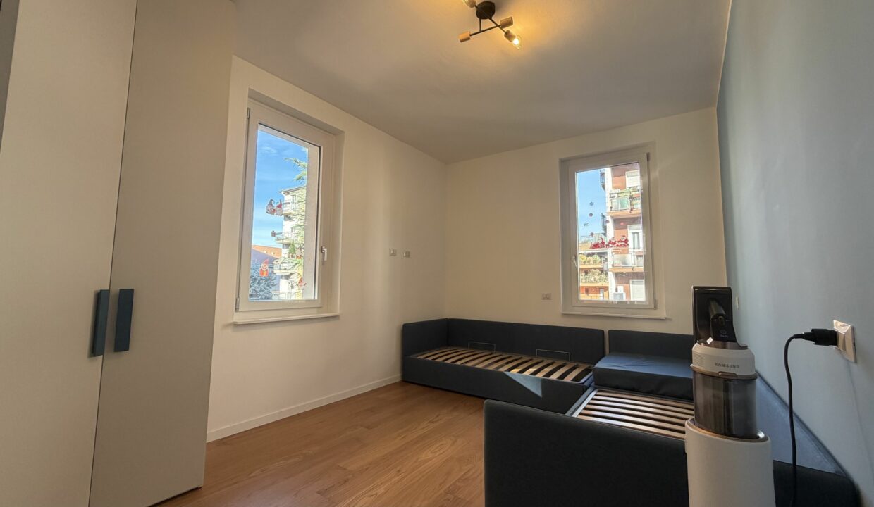 SARONNO CENTRALISSIMO TRILOCALE IN VILLA ULTIMO PIANO