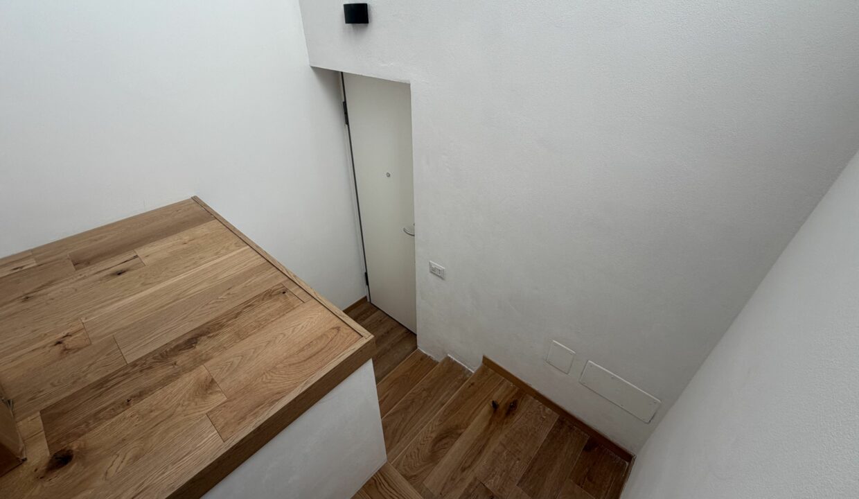 SARONNO CENTRALISSIMO TRILOCALE IN VILLA ULTIMO PIANO