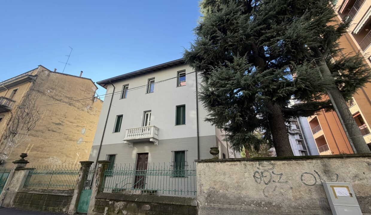 SARONNO CENTRALISSIMO TRILOCALE IN VILLA ULTIMO PIANO