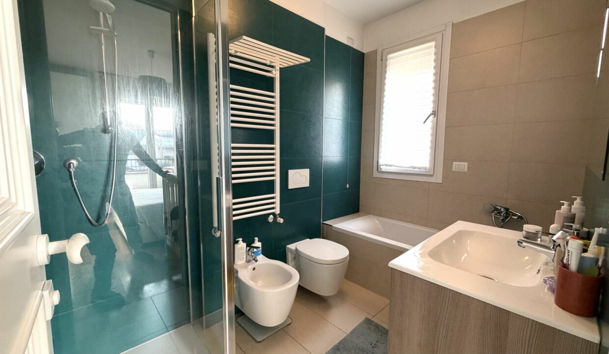 SARONNO RECENTE TRILOCALE CON TERRAZZO E BOX