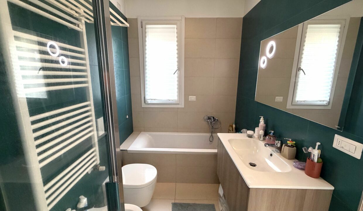 SARONNO RECENTE TRILOCALE CON TERRAZZO E BOX