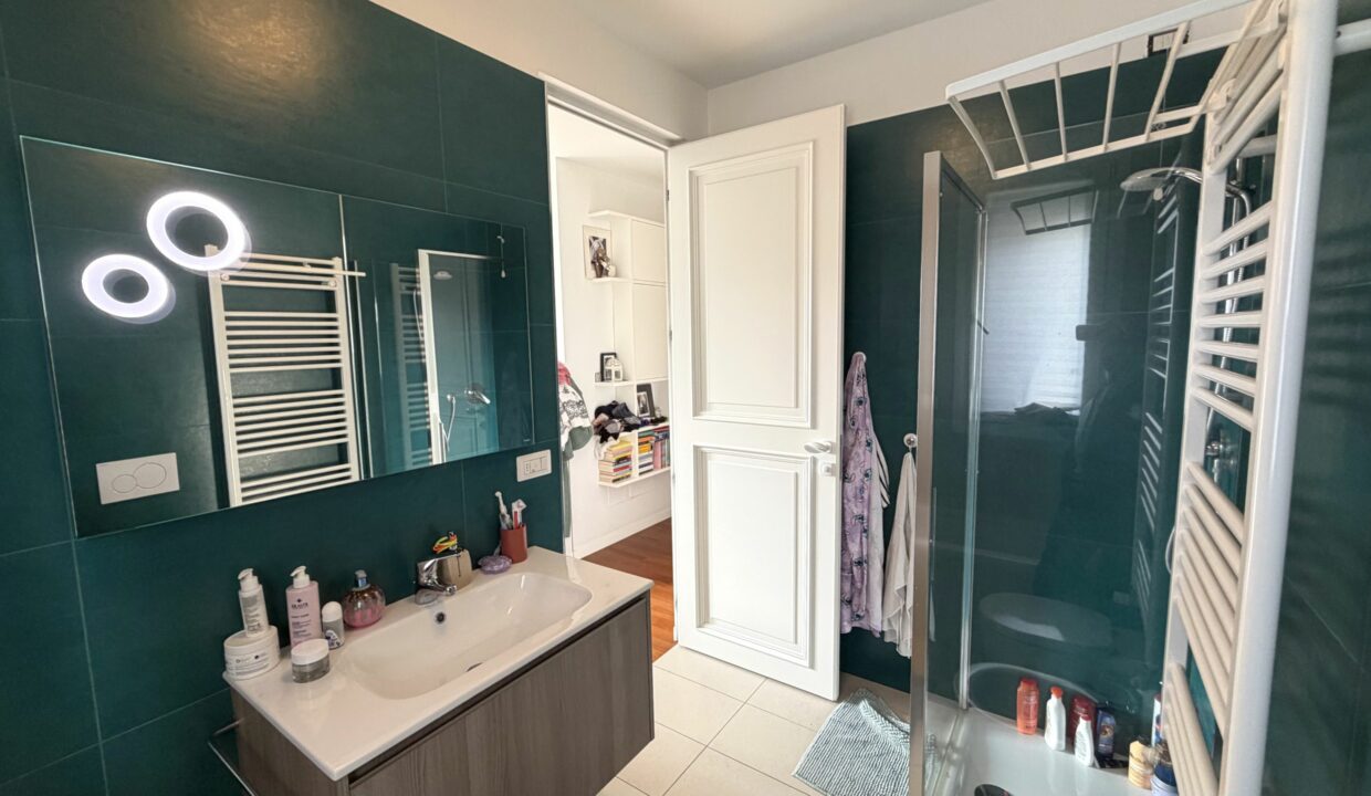 SARONNO RECENTE TRILOCALE CON TERRAZZO E BOX