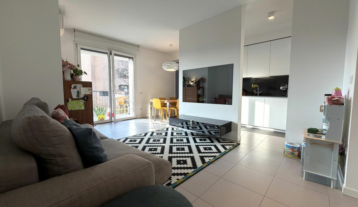 SARONNO RECENTE TRILOCALE CON TERRAZZO E BOX