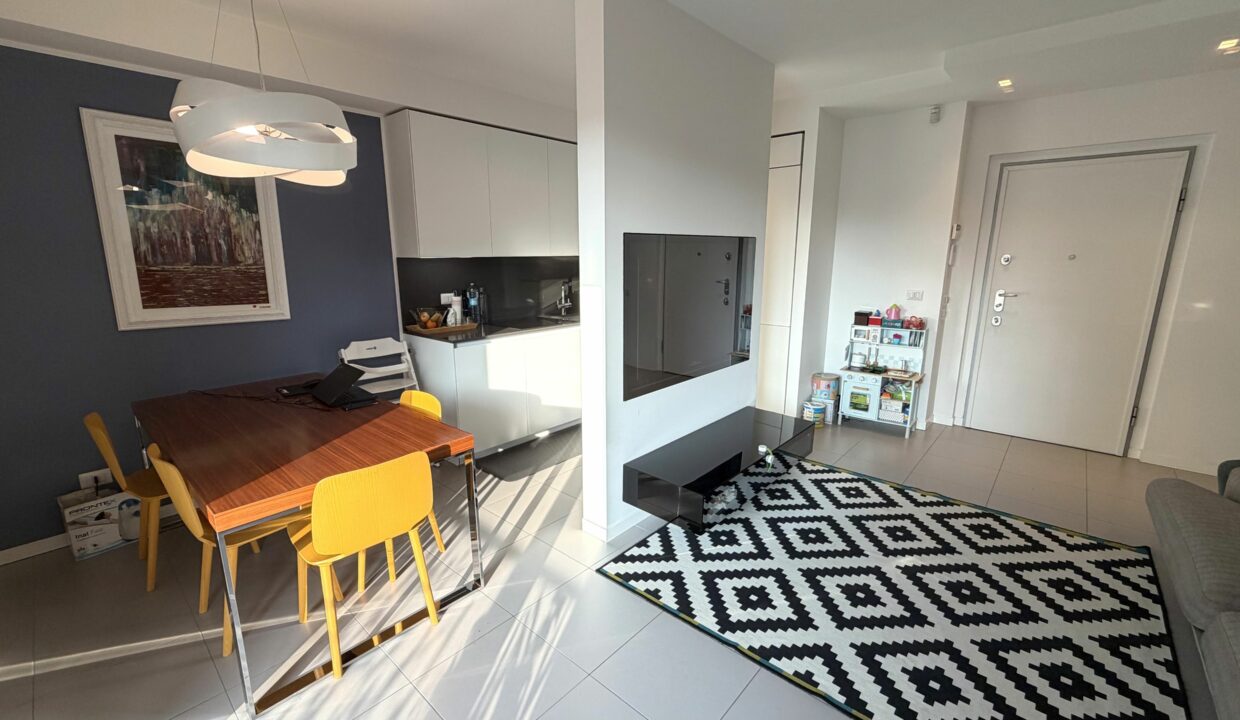 SARONNO RECENTE TRILOCALE CON TERRAZZO E BOX