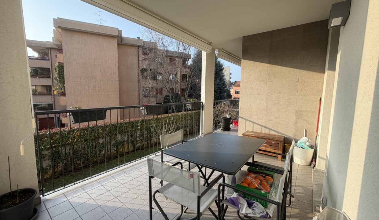 SARONNO RECENTE TRILOCALE CON TERRAZZO E BOX