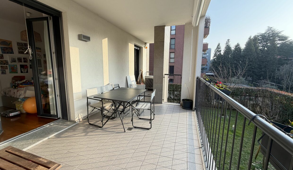 SARONNO RECENTE TRILOCALE CON TERRAZZO E BOX