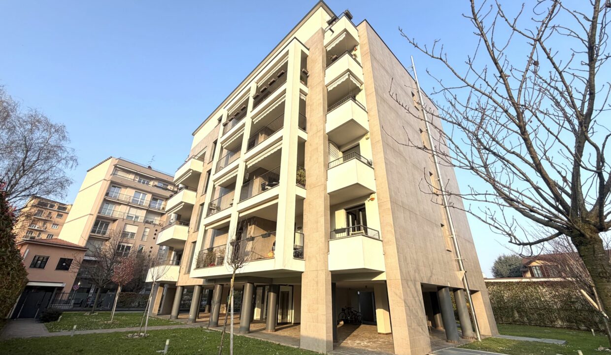 SARONNO RECENTE TRILOCALE CON TERRAZZO E BOX