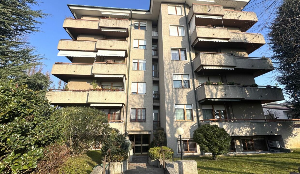 CARONNO PERTUSELLA AMPIO TRILOCALE DOPPI SERVIZI CON BOX