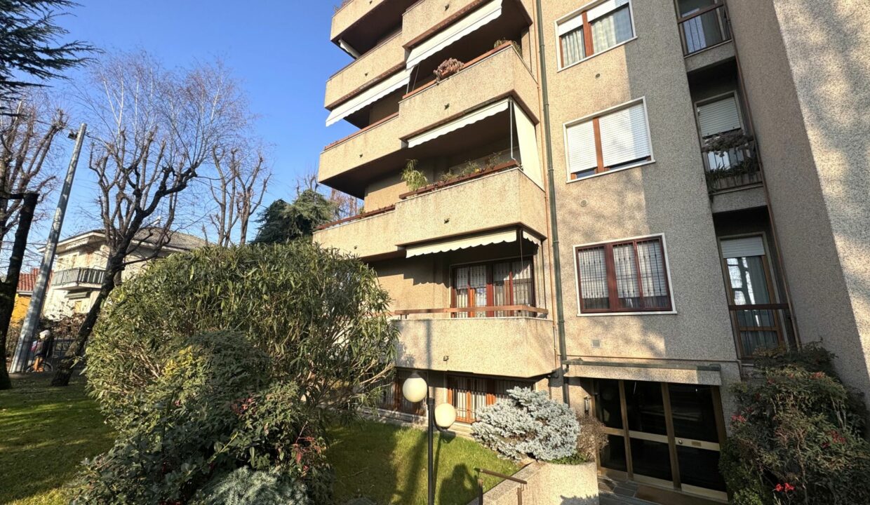 CARONNO PERTUSELLA AMPIO TRILOCALE DOPPI SERVIZI CON BOX