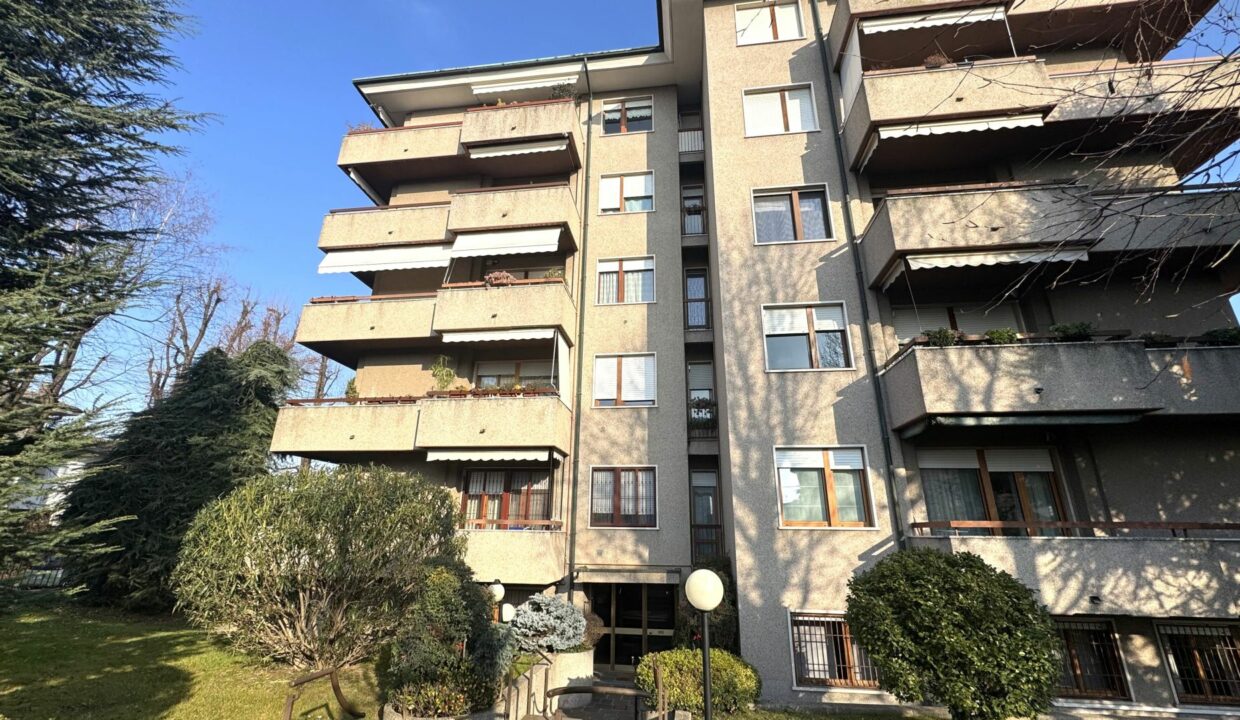 CARONNO PERTUSELLA AMPIO TRILOCALE DOPPI SERVIZI CON BOX