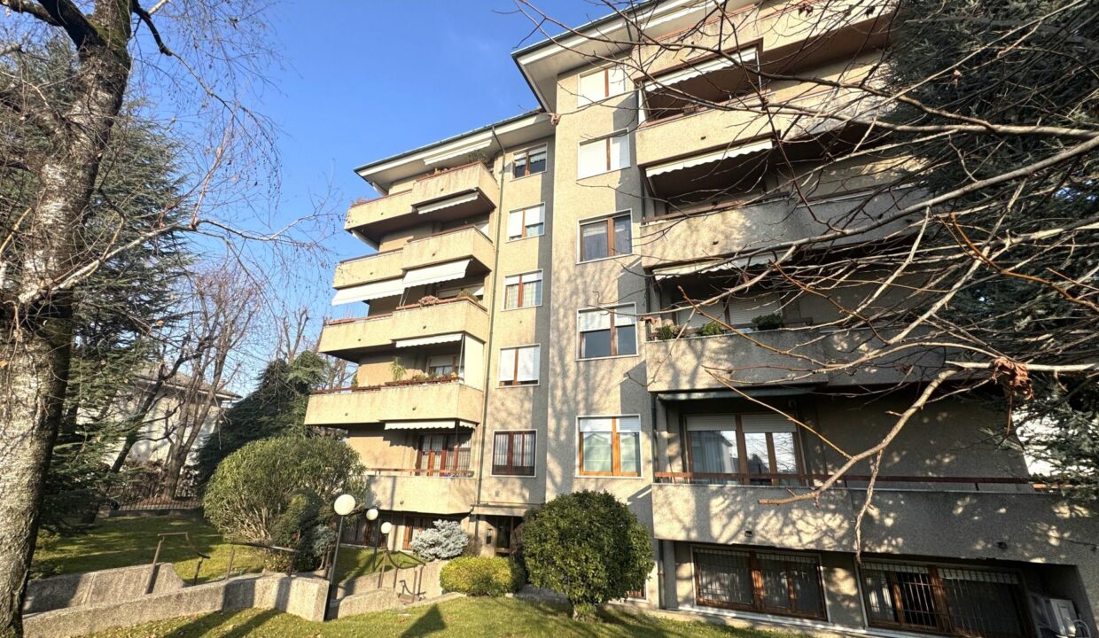 CARONNO PERTUSELLA AMPIO TRILOCALE DOPPI SERVIZI CON BOX