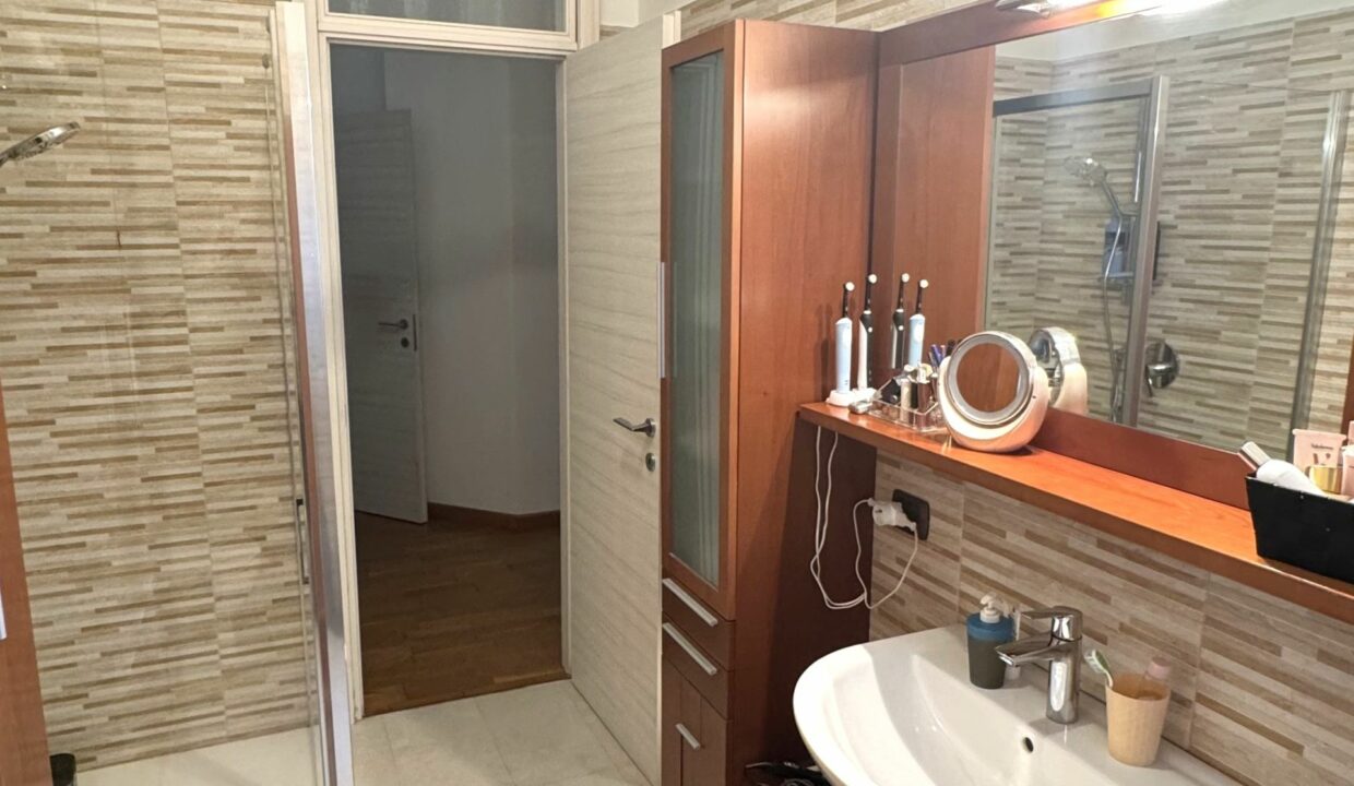 CARONNO PERTUSELLA AMPIO TRILOCALE DOPPI SERVIZI CON BOX