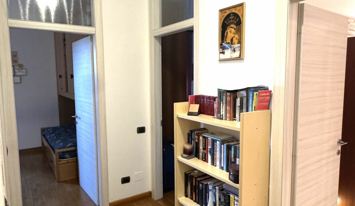 CARONNO PERTUSELLA AMPIO TRILOCALE DOPPI SERVIZI CON BOX