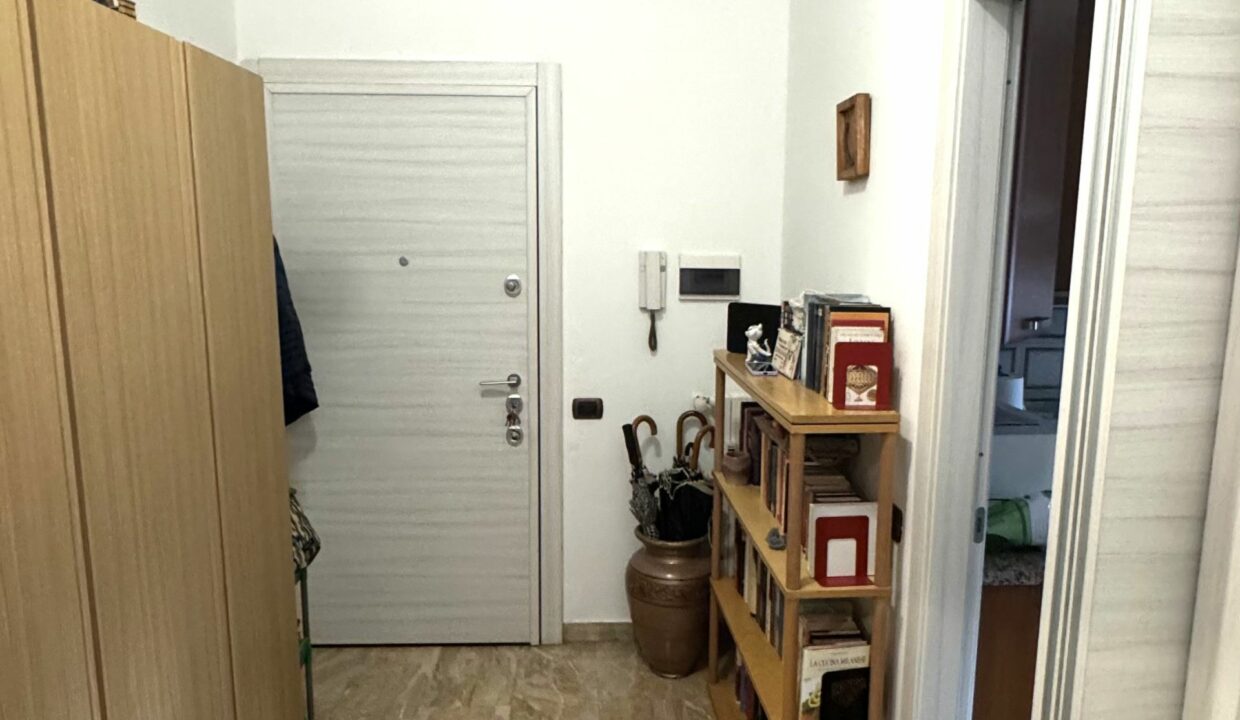 CARONNO PERTUSELLA AMPIO TRILOCALE DOPPI SERVIZI CON BOX