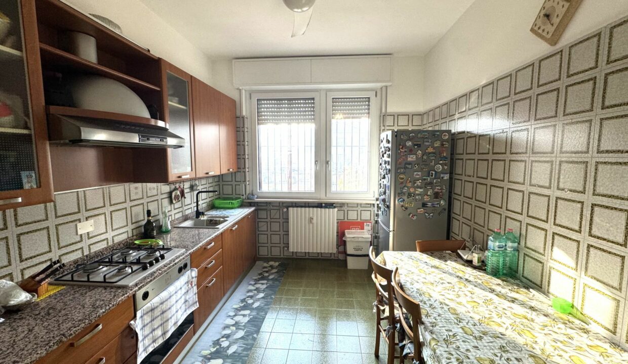 CARONNO PERTUSELLA AMPIO TRILOCALE DOPPI SERVIZI CON BOX