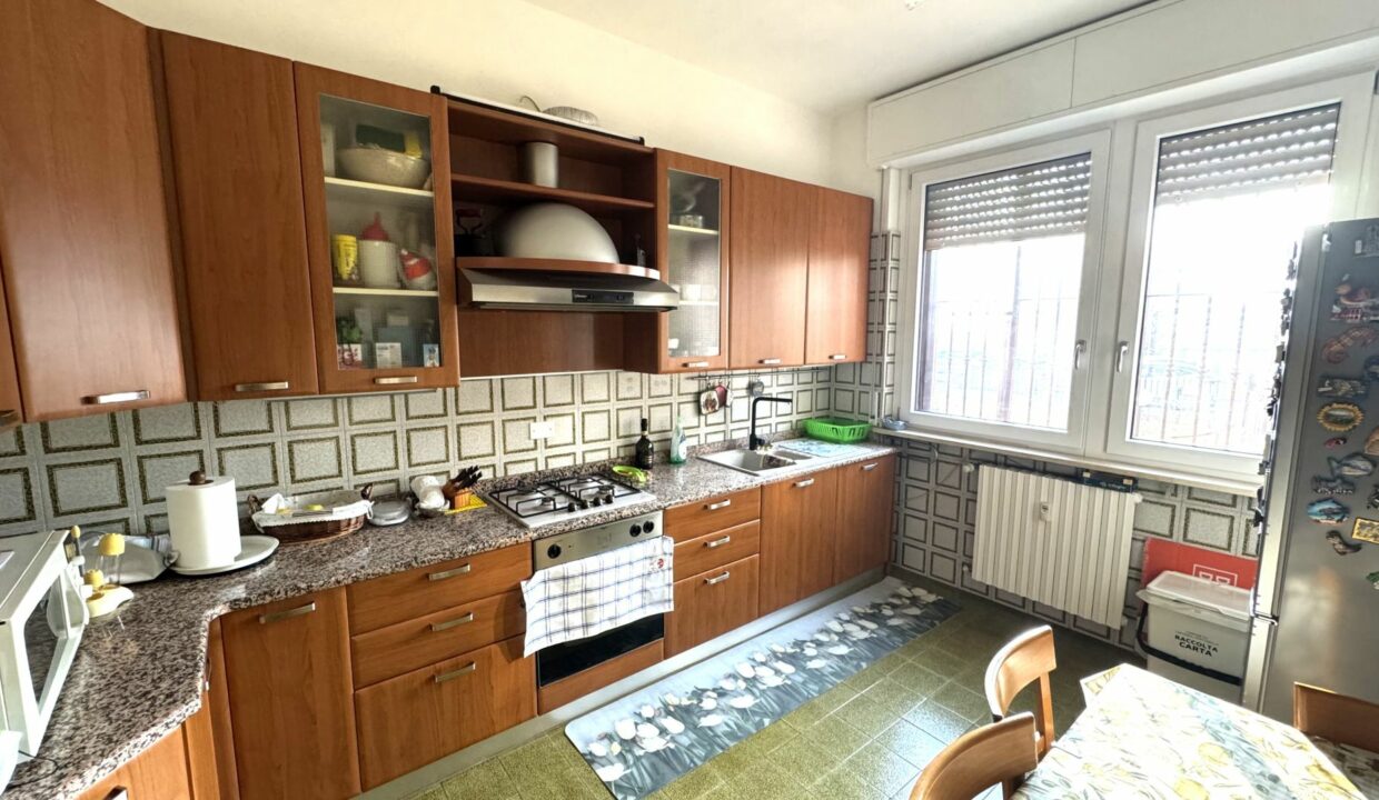 CARONNO PERTUSELLA AMPIO TRILOCALE DOPPI SERVIZI CON BOX