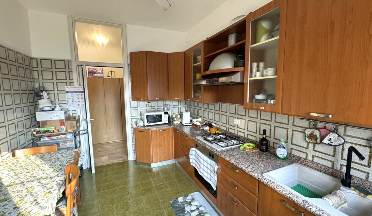 CARONNO PERTUSELLA AMPIO TRILOCALE DOPPI SERVIZI CON BOX