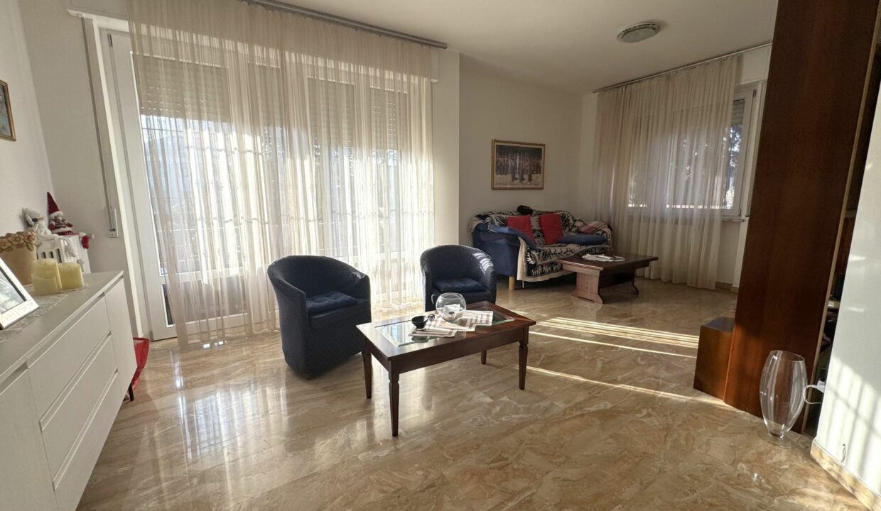 CARONNO PERTUSELLA AMPIO TRILOCALE DOPPI SERVIZI CON BOX