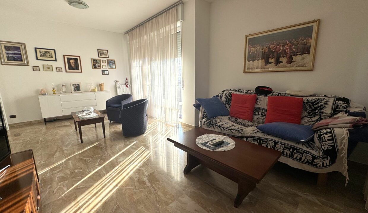 CARONNO PERTUSELLA AMPIO TRILOCALE DOPPI SERVIZI CON BOX